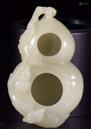 A HETIAN JADE CARVED GOURD SHAPE BRUSH WASHER
