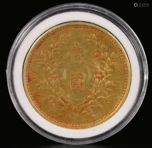 A GOLD COIN WITH FIGURE PATTERN