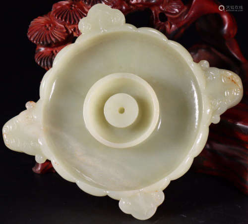 A HETIAN JADE CARVED INCENSE HOLDER