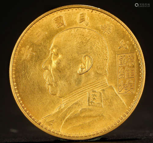 A GOLD COIN WITH FIGURE PATTERN