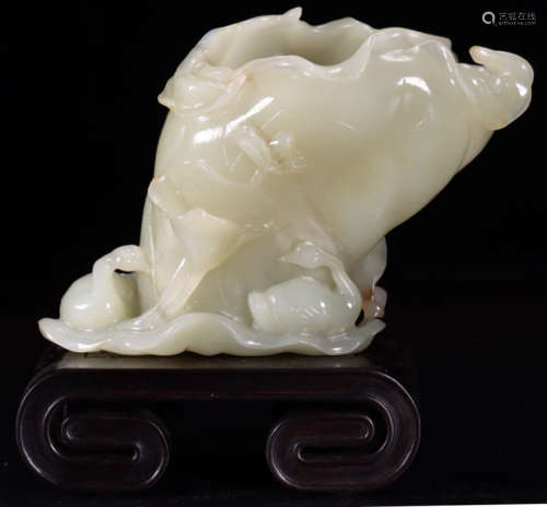 A HETIAN JADE CARVED AUSPICIOUS PATTERN VASE