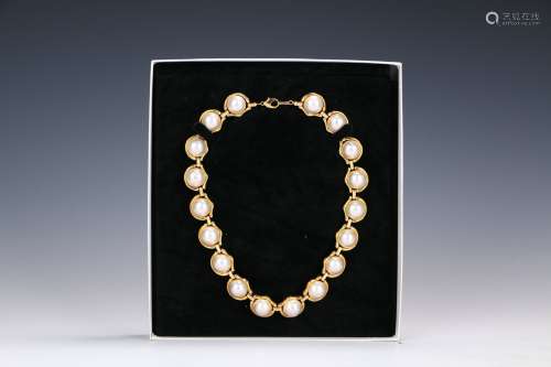 An 18-Karat Pearl Necklace Inlaid With Gold