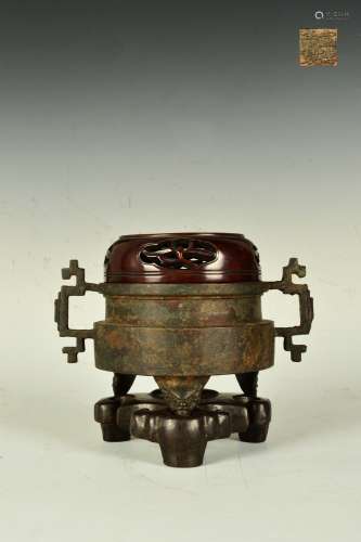 A Bronze Tripod Incense Burner with Lid and Dragon-Shaped Handles          in the fourteenth century