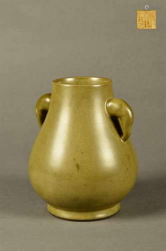 A Tea-dust Glaze Vase with Elephant-shaped Ears in the eighteenth century