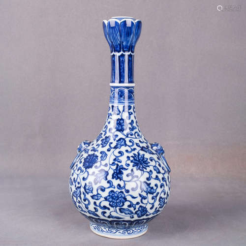 A Chinese Blue and White Floral Porcelain Vase