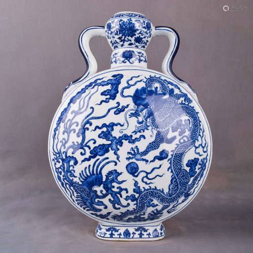 A Chinese Blue and White Dragon Pattern Porcelain Vase