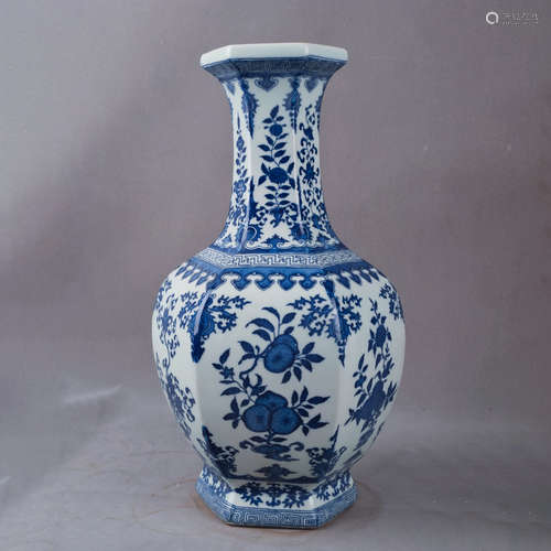 A Chinese Blue and White Floral Porcelain Vase