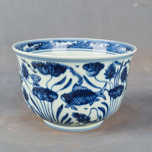 A Chinese Blue and White Floral Porcelain Vase