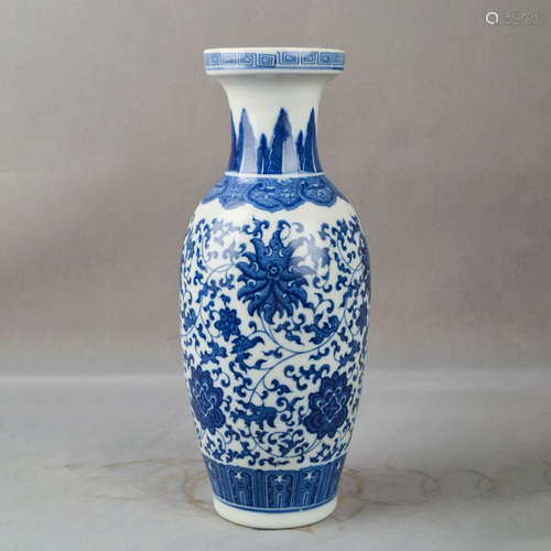 A Chinese Blue and White Floral Porcelain Vase