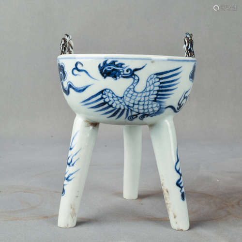 A Chinese Blue and White Floral Porcelain Tripod Vessel