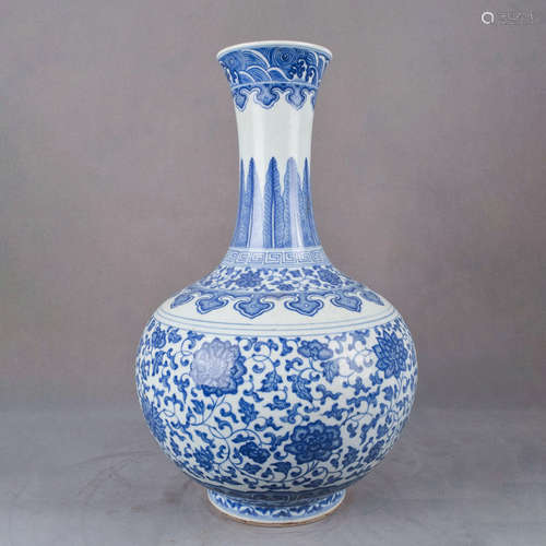 A Chinese Blue and White Floral Porcelain Vase