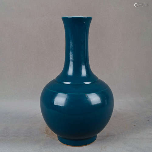 A Chinese Apple Glaze Porcelain Vase