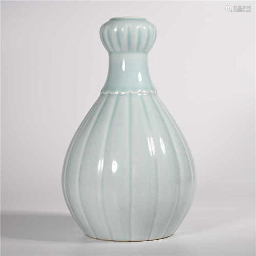 Yongzheng of Qing Dynasty            Sky blue glaze bottle