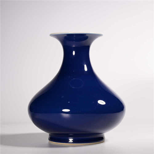 Qianlong of Qing Dynasty            Blue glaze bottle