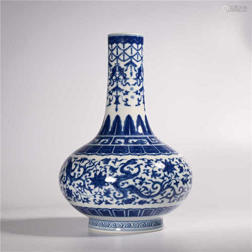 Qianlong of Qing Dynasty            Blue and white dragon bottle