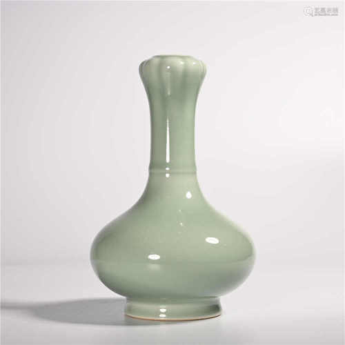 Qianlong of Qing Dynasty            Green glaze garlic bottle