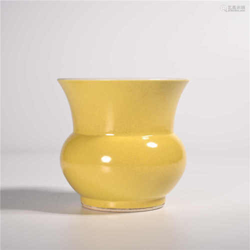 Qianlong of Qing Dynasty            Yellow glaze bottle