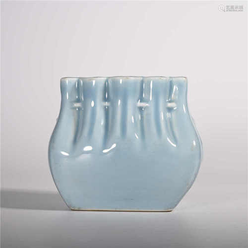 Yongzheng of Qing Dynasty            Sky blue glaze pleated bottle