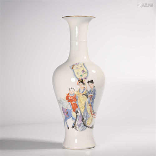 the Qing dynasty            Famille rose figure bottle