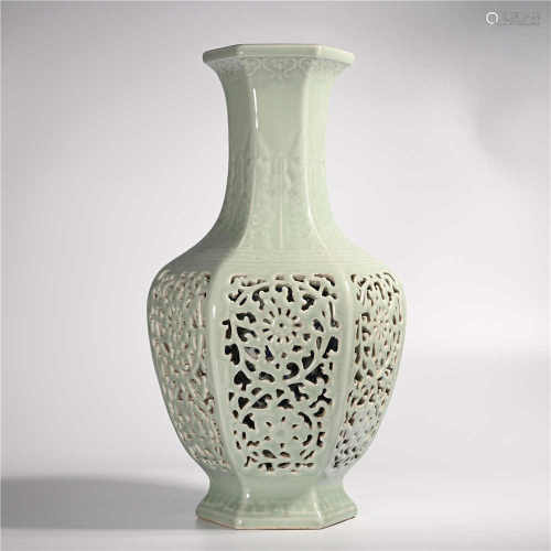 Qianlong of Qing Dynasty            Azure glaze bottle