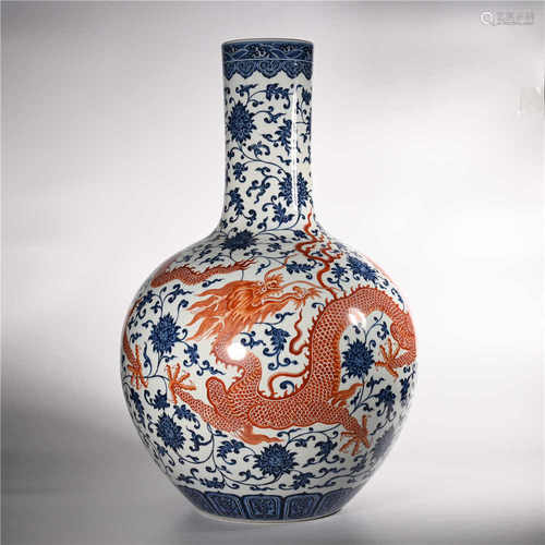 Qianlong of Qing Dynasty            Blue and white dragon pattern sky ball bottle