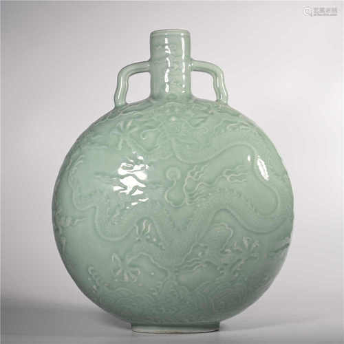 Qianlong of Qing Dynasty            Azure glaze flat bottle with two ears