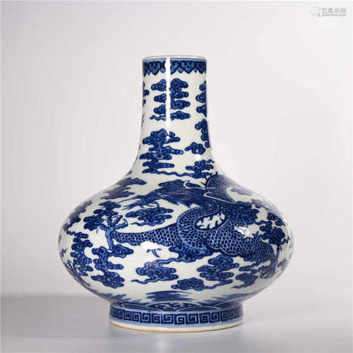 Qianlong of Qing Dynasty            Blue and white dragon bottle