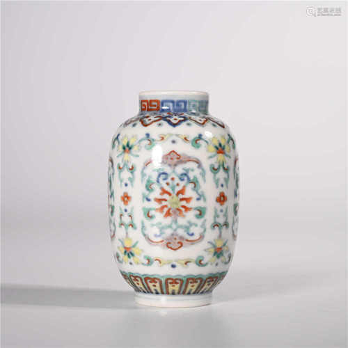 Yongzheng of Qing Dynasty            Small bottle with colorful pattern