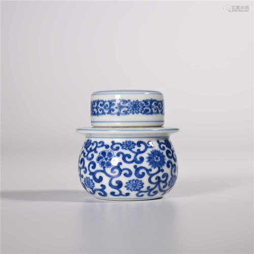 Yongzheng of Qing Dynasty            Blue and white pot