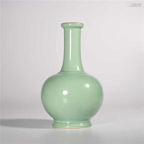 Qianlong of Qing Dynasty            Lake green glaze bottle