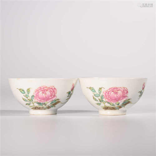 Yongzheng of Qing Dynasty            A pair of famille rose design cups