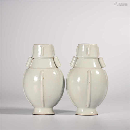 Qianlong of Qing Dynasty            A pair of white glaze vials