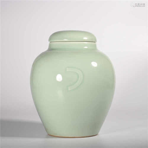 Qianlong of Qing Dynasty            Azure glaze jar