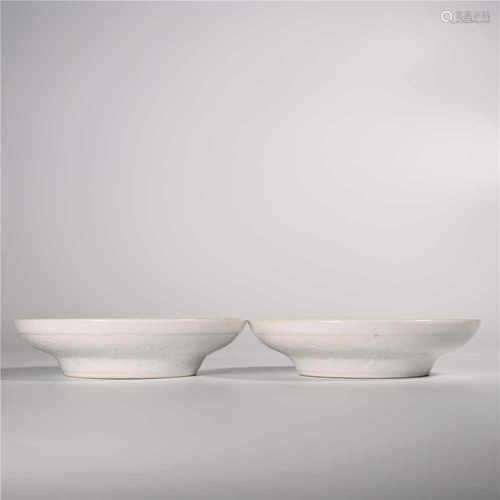 Yongzheng of Qing Dynasty            A pair of white glazed plates