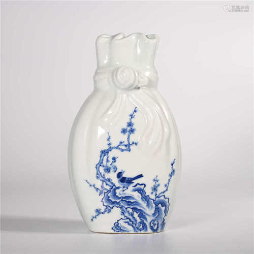 Yongzheng of Qing Dynasty            Blue and white vase