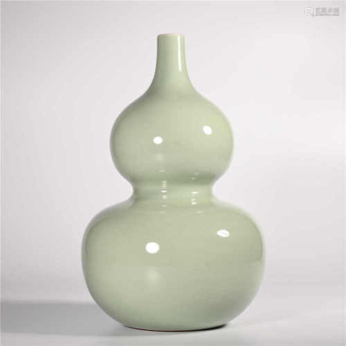 Qianlong of Qing Dynasty            Blue glaze gourd bottle