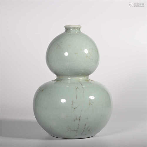 Qianlong of Qing Dynasty            Blue glaze gourd bottle