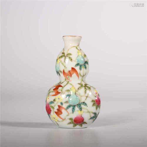 Qianlong of Qing Dynasty            Famille rose bottle