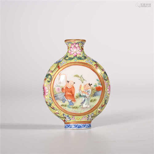 Qianlong of Qing Dynasty            Famille rose figure snuff bottle