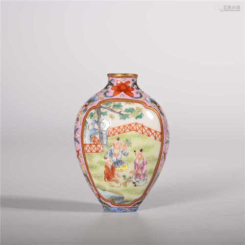 Qianlong of Qing Dynasty            Famille rose figure snuff bottle