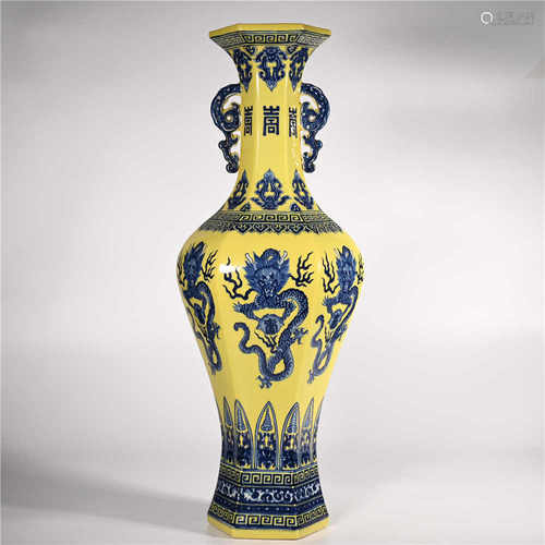 Qianlong of Qing Dynasty            Blue and white bottle with dragon design