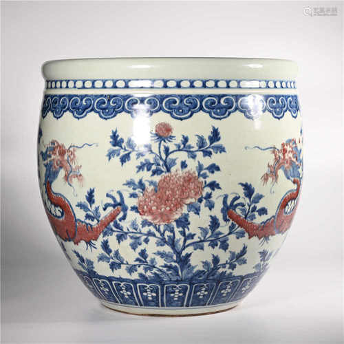 Qianlong of Qing Dynasty            Blue and white glazed red dragon jar