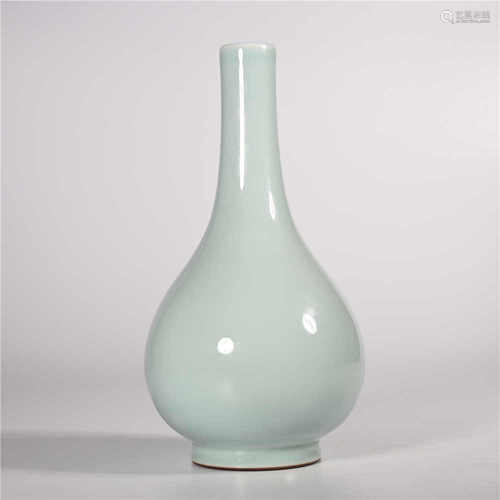 Qianlong of Qing Dynasty            Azure glaze gall bottle