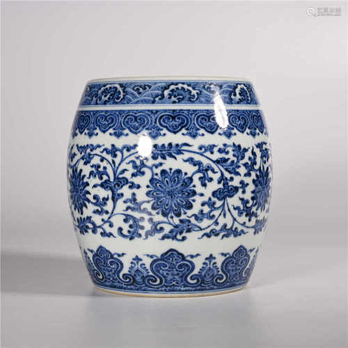 Qianlong of Qing Dynasty            Blue and white pot