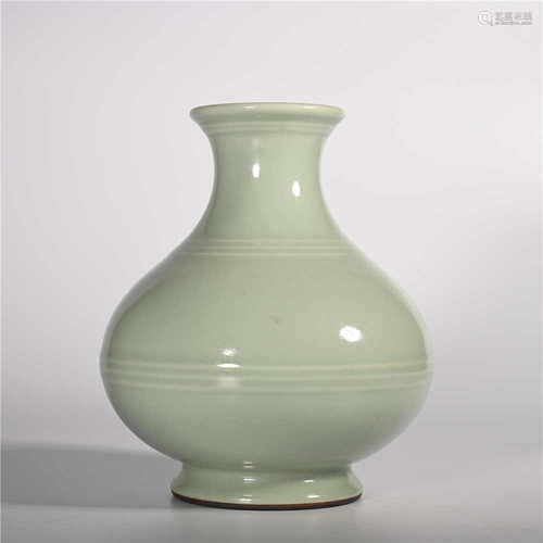 Yongzheng of Qing Dynasty            Azure glaze vase