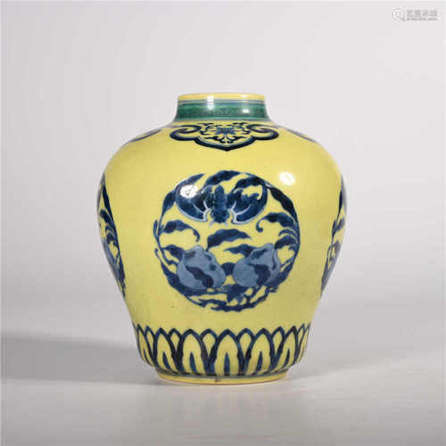 Yongzheng of Qing Dynasty            Yellow glazed blue and white pot