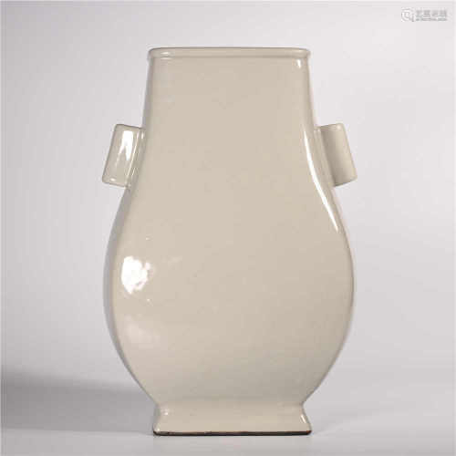 Qianlong of Qing Dynasty            White glazed jar with two ears
