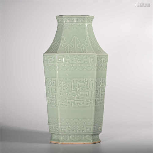 Qianlong of Qing Dynasty            Hexagonal vase with azure glaze