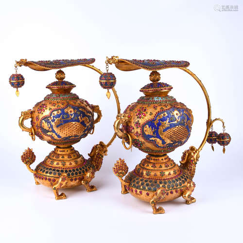 the Qing dynasty            A pair of incense burners inlaid with precious stones