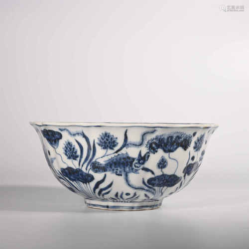 Ming Xuande            Large bowl with blue and white fish and algae pattern